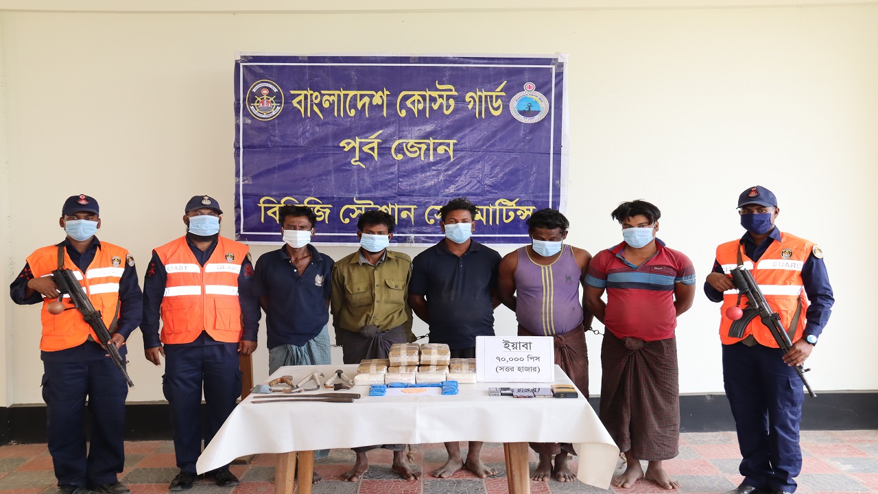 সেন্টমার্টিনে ৭০ হাজার ইয়াবাসহ ৫ মিয়ানমার নাগরিক আটক