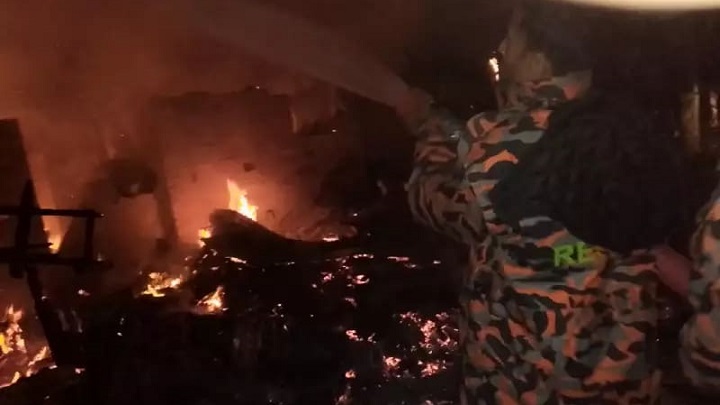 কলারোয়ায় অগ্নিকাণ্ডে বসতঘর ও তিনটি দোকান পুড়ে ছাই