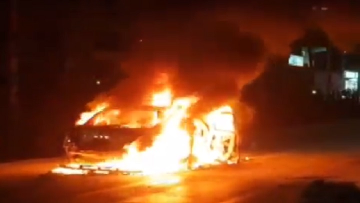 সাভারে চলন্ত প্রাইভেটকারে আগুন