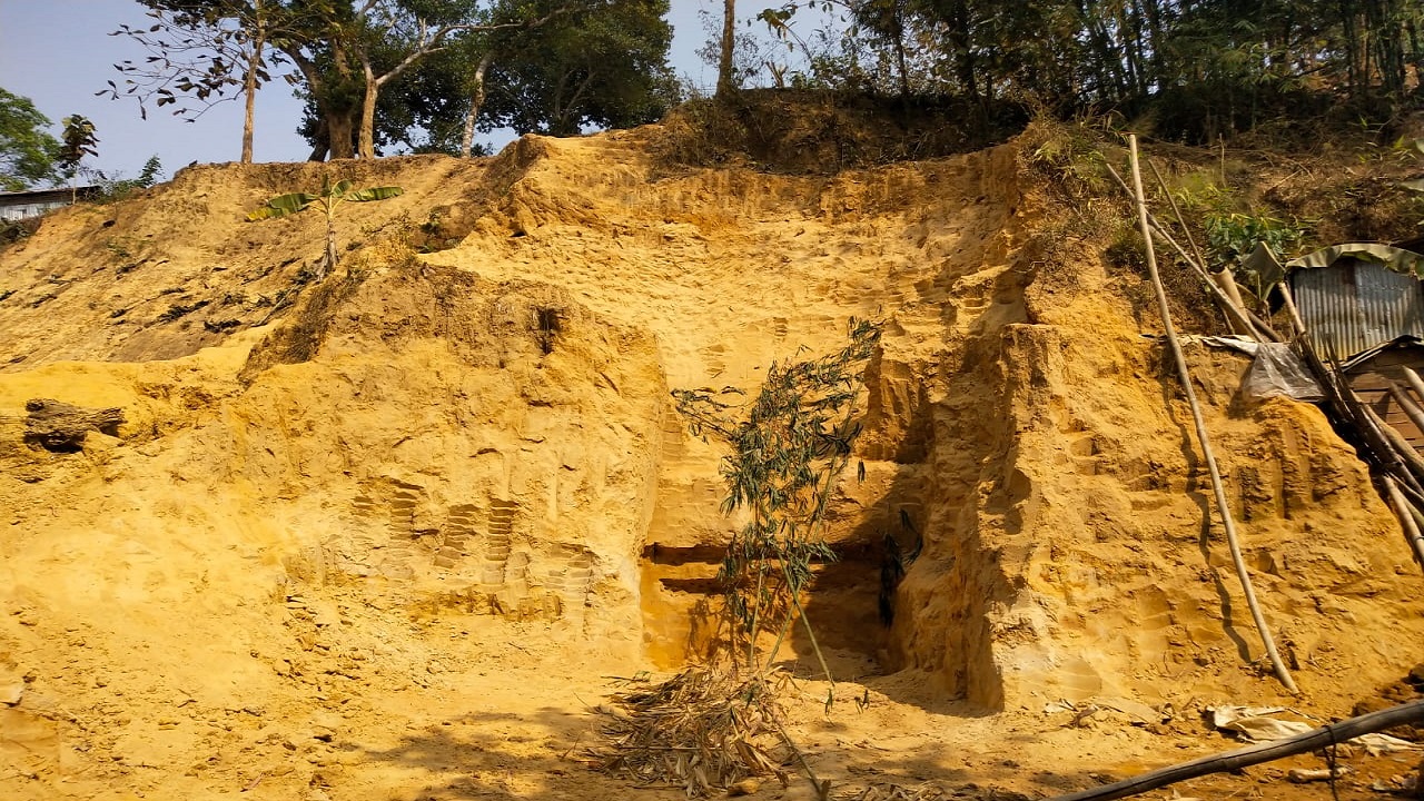 খাগড়াছড়িতে পাহাড় কাটার দায়ে এক লাখ টাকা জরিমানা