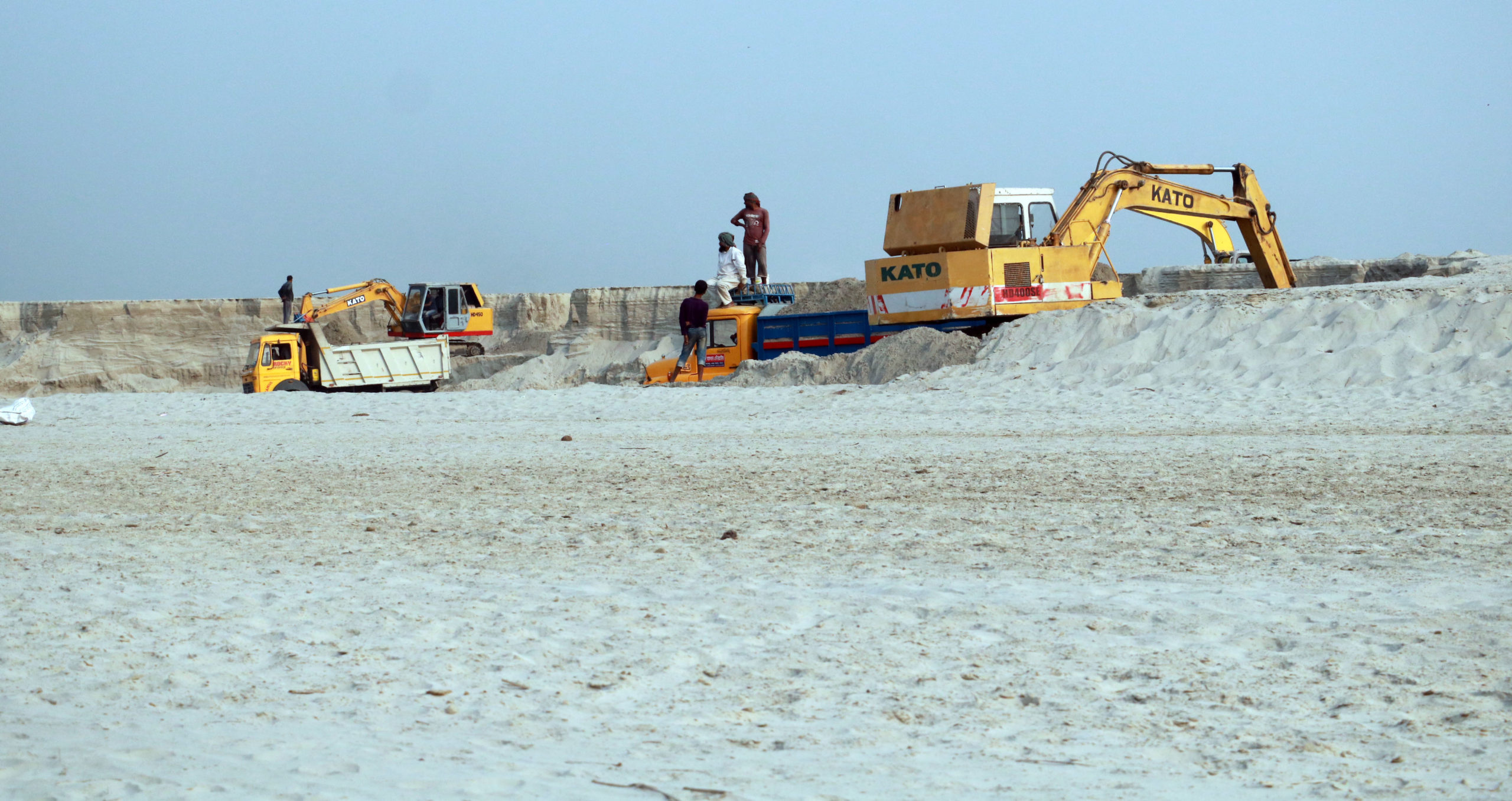 শিলাইদহ পদ্মা নদীতে রমরমা বালু বাণিজ্য, হুমকির মুখে পাঁকা রাস্তা