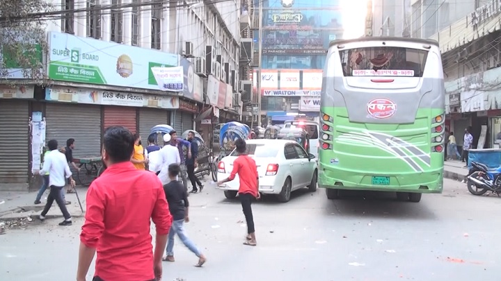 নারায়ণগঞ্জে পুলিশ-হকার সংঘর্ষে আহত ১০