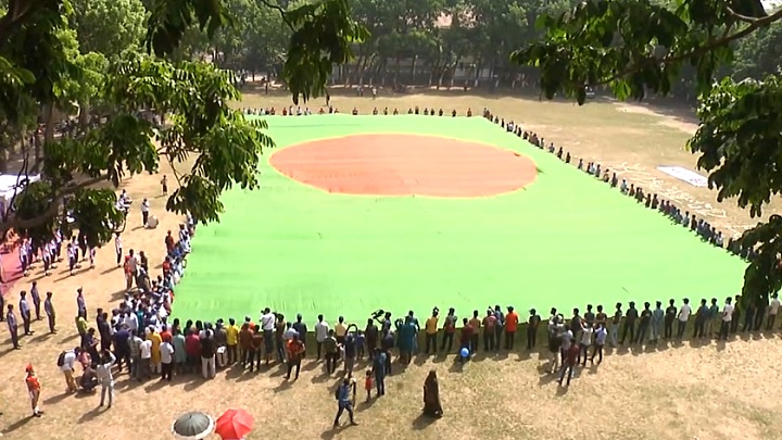 সাড়ে ১৩ হাজার বর্গফুটের জাতীয় পতাকার প্রদর্শনী হলো বগুড়ায়