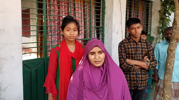 একযুগ পর স্বামীর ঠিকানা পেয়ে পুত্র-কন্যা নিয়ে বাড়ির সামনে অনশনে নারী