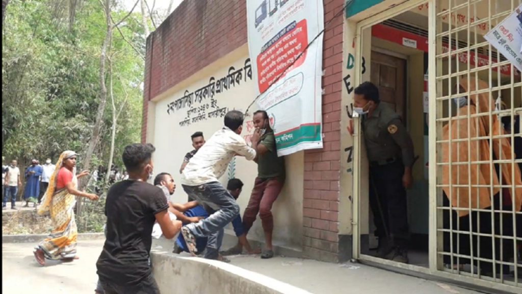 কালকিনি পৌরসভা নির্বাচন: দুই কেন্দ্রে সংঘর্ষ-বোমা বিস্ফোরণ