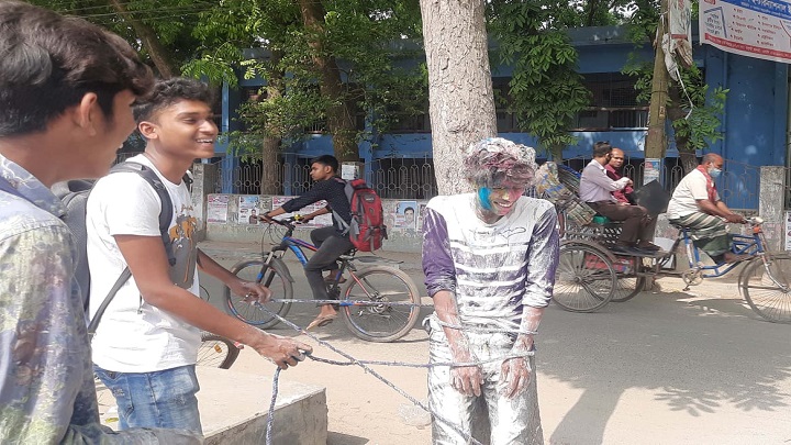 বন্ধুকে গাছে বেধে এ কেমন জন্মদিন পালন?