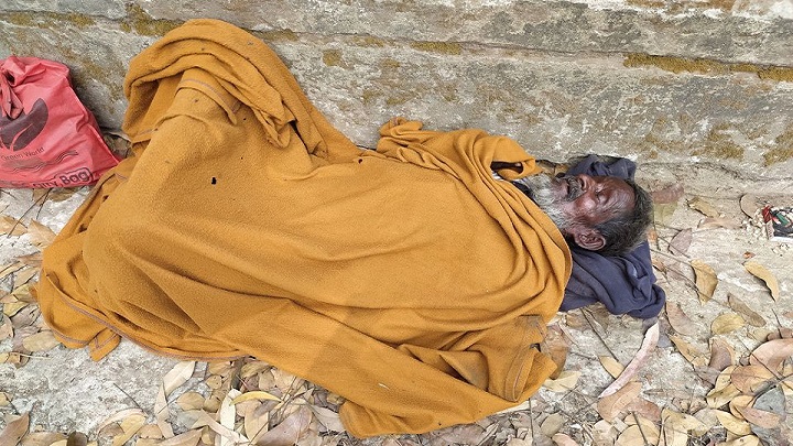 গোপালপুর স্বাস্থ্য কমপ্লেক্সের সামনে কে এই বৃদ্ধ?