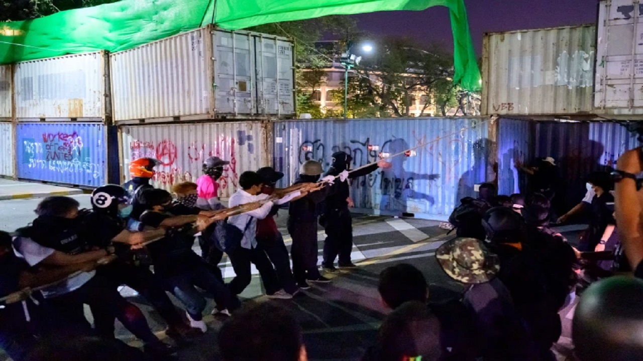 রাজতন্ত্রের বিরুদ্ধে বিক্ষোভে উত্তাল থাইল্যান্ড রাজতন্ত্রের বিরুদ্ধে বিক্ষোভে উত্তাল থাইল্যান্ড