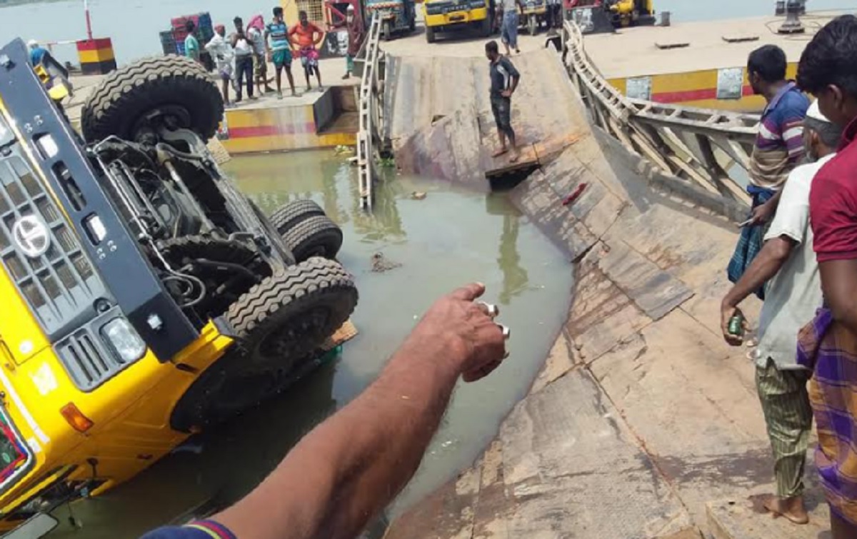 নড়াইলে বেইলি ব্রিজ ভেঙ্গে ট্রাক পানিতে; ফেরি চলাচল বন্ধ