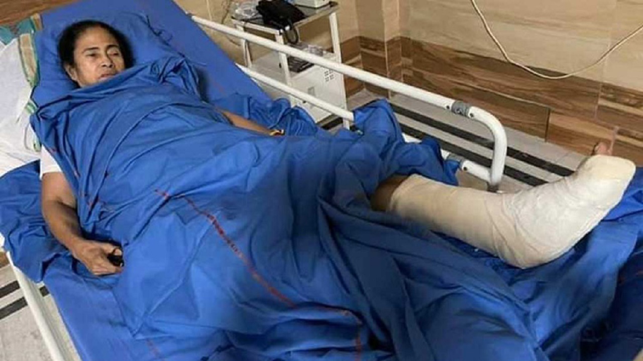 মমতার বাম পায়ে গুরুতর চোট, ৪৮ ঘণ্টা থাকবেন নিবিড় পর্যবেক্ষণে মমতার বাম পায়ে গুরুতর চোট, ৪৮ ঘণ্টা থাকবেন নিবিড় পর্যবেক্ষণে