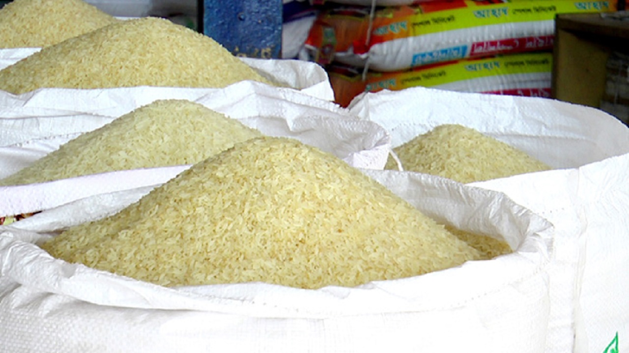 সরকারি পর্যায়ে চাল আমদানিতে ধীরগতি সরকারি পর্যায়ে চাল আমদানিতে ধীরগতি