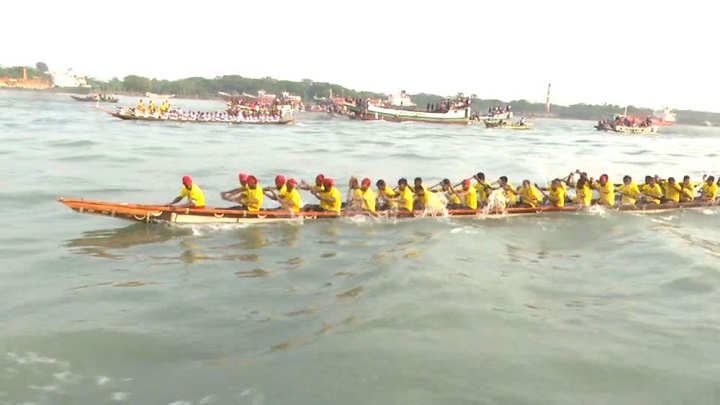 বরিশালে অনুষ্ঠিত হলো নৌকাবাইচ ও আতশবাজি উৎসব