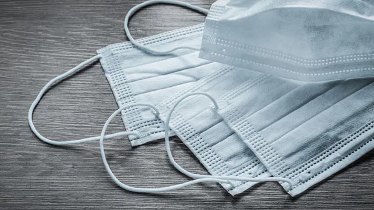 এক মাস্কই পরেন পরিবারের ৭ সদস্য! এক মাস্কই পরেন পরিবারের ৭ সদস্য!