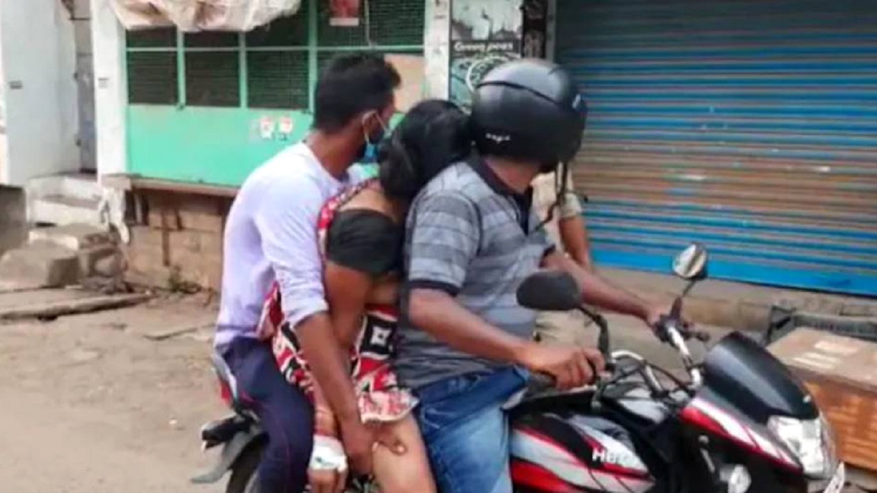 অ্যাম্বুলেন্সের অভাবে ছেলের মোটরসাইকেলে মায়ের লাশ এ্যাম্বুলেন্সের অভাবে ছেলের মোটরসাইকেলে মায়ের লাশ