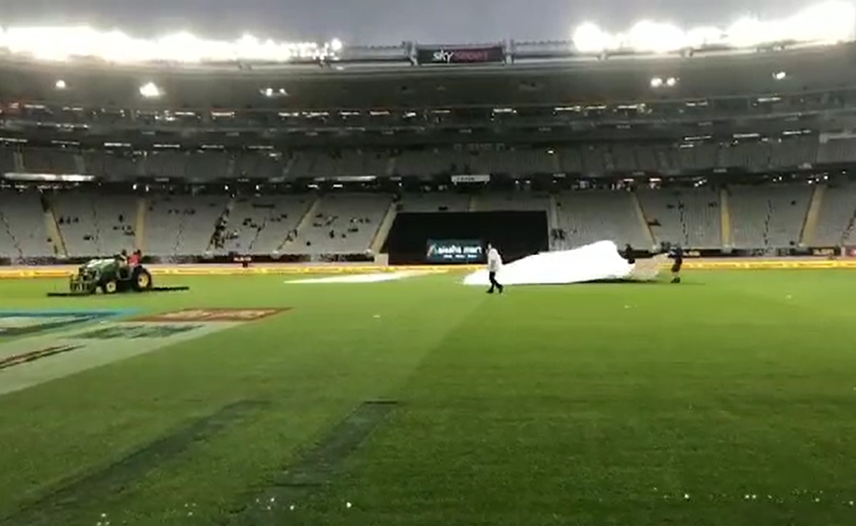 বৃষ্টিতে বন্ধ রয়েছে টি-টোয়েন্টি সিরিজের শেষ ম্যাচ