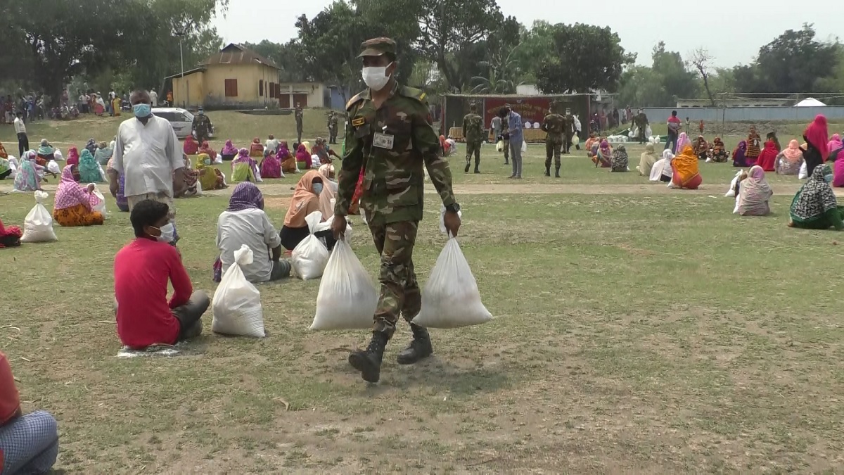 রংপুরে দুঃস্থদের মাঝে সেনাবাহিনীর খাদ্য সামগ্রী বিতরণ