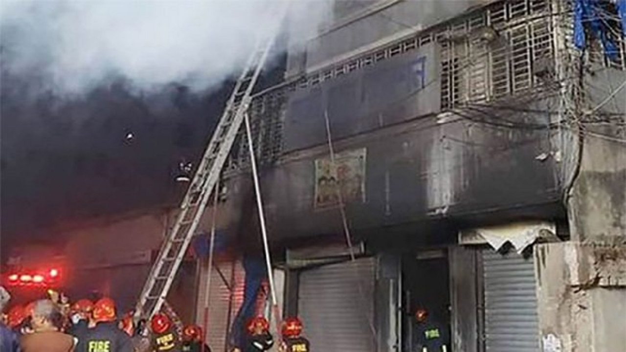 আরমানিটোলায় অগ্নিকাণ্ডে নিহত বেড়ে ৪, আহত অন্তত ২১ আরমানিটোলায় অগ্নিকাণ্ডে নিহত বেড়ে ৪, আহত অন্তত ২১