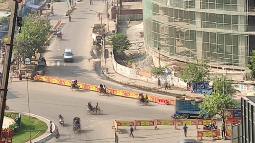 লকডাউনের চতুর্থ দিনেও রাজধানীতে গণপরিবহণে ভিড় কম