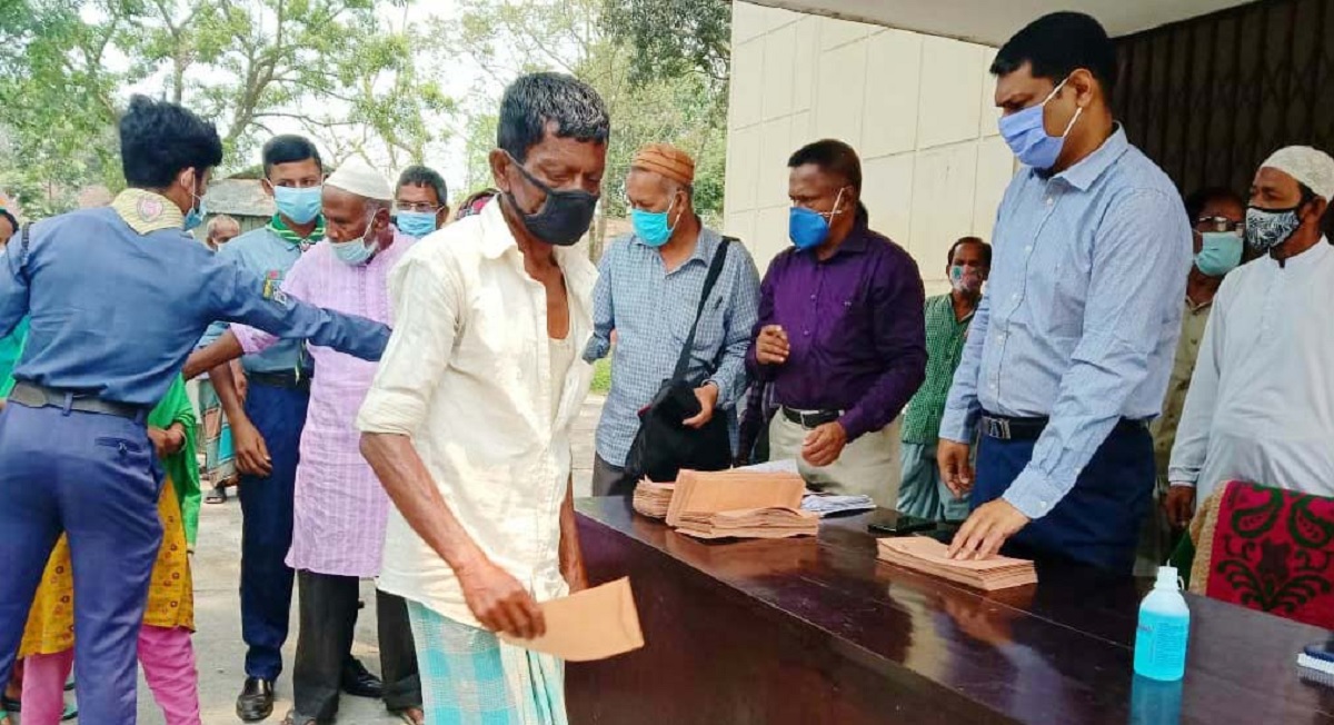 রিকশা-ভ্যান শ্রমিকদের সহায়তা দিলো রংপুর জেলা প্রশাসন