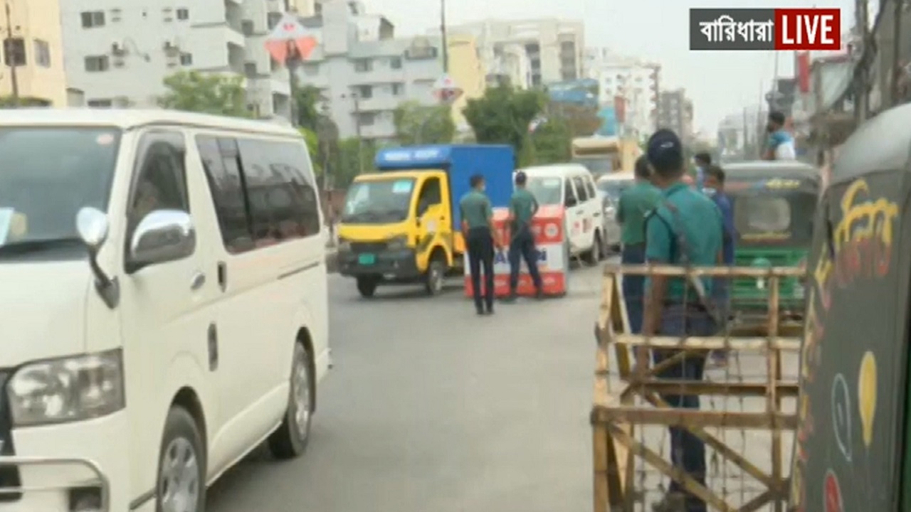 সড়কে প্রতিদিনই বাড়ছে মানুষ ও যানবাহনের চলাচল সড়কে প্রতিদিনই বাড়ছে মানুষ ও যানবাহনের চলাচল