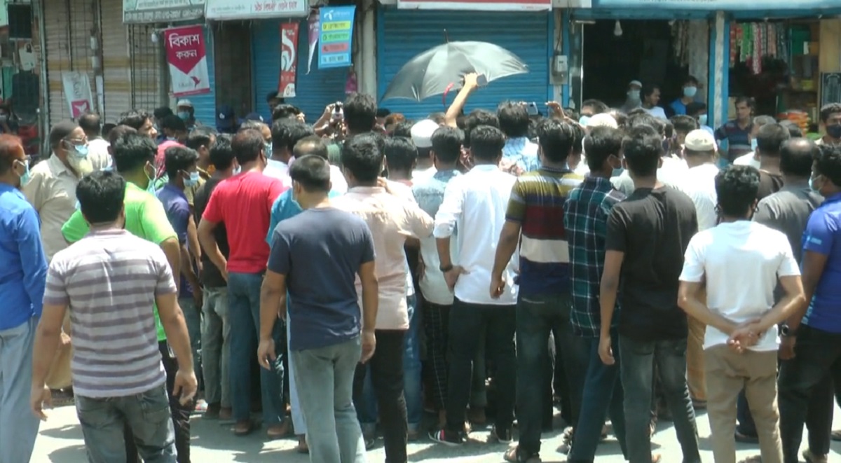 মেহেরপুরে দোকানপাট খুলে দেওয়ার দাবিতে বিক্ষোভ