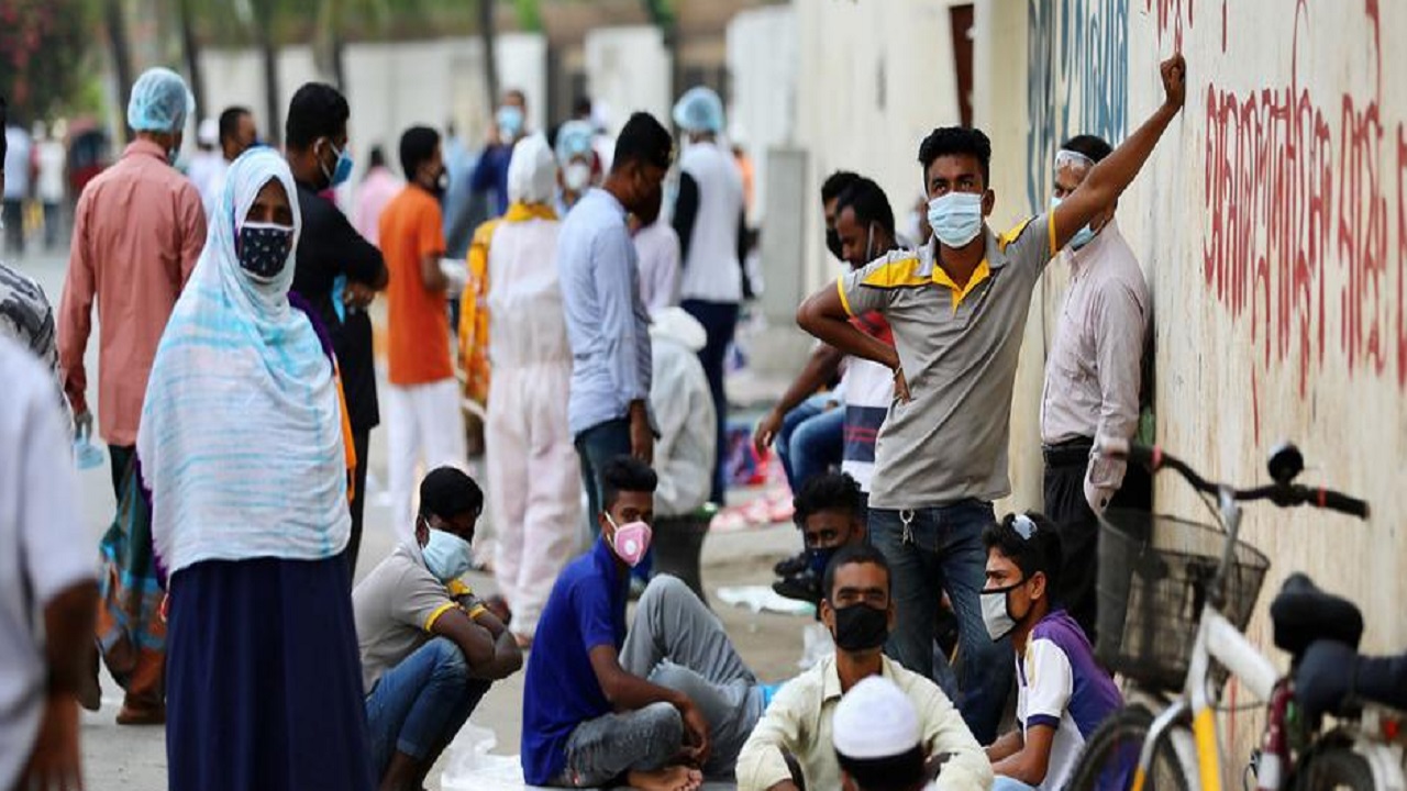 করোনা টেস্ট করাতে মানুষের ভিড় ও ভোগান্তি করোনা টেস্ট করাতে মানুষের ভিড় ও ভোগান্তি