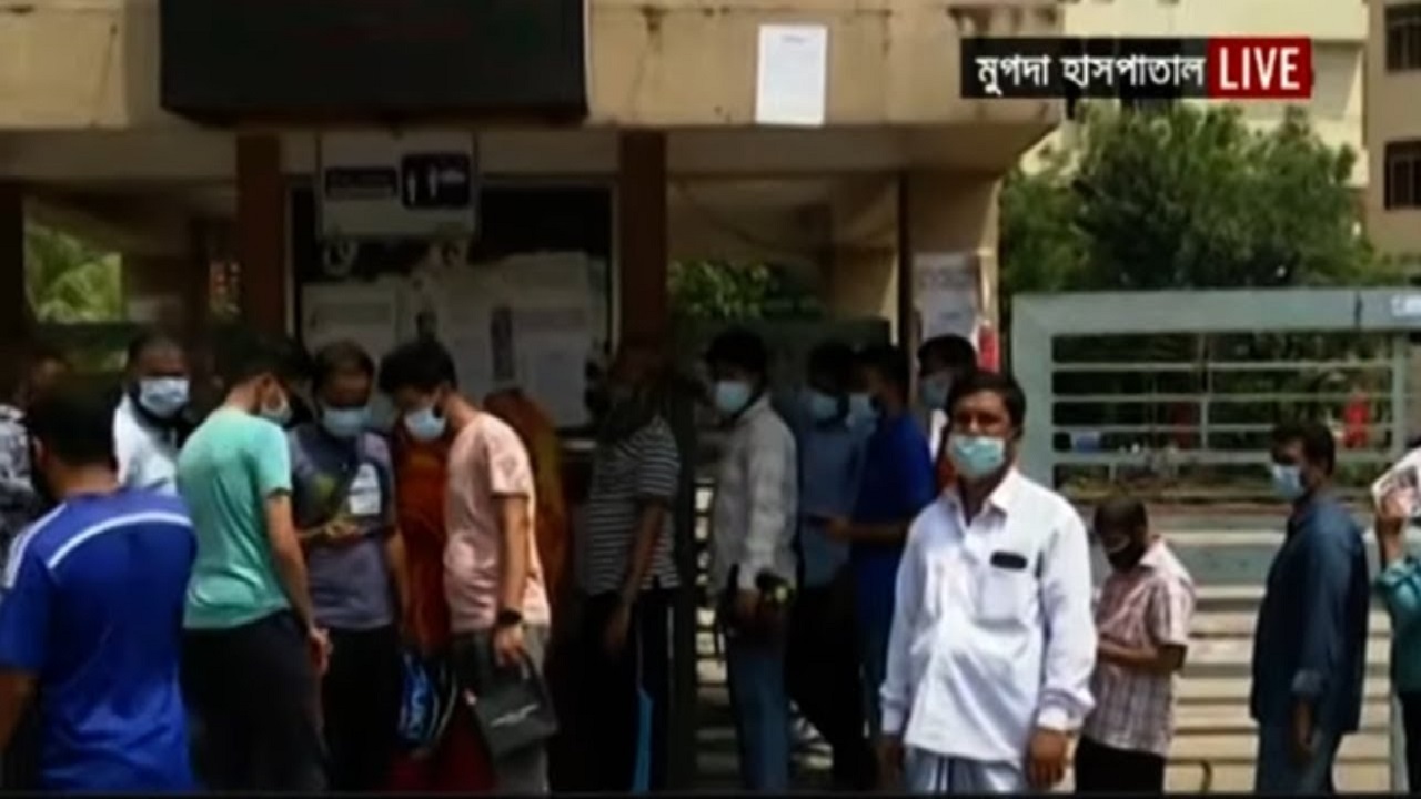লকডাউনের ৩য় দিনেও করোনা টেস্ট করাতে মানুষের ভিড় লকডাউনের ৩য় দিনেও করোনা টেস্ট করাতে মানুষের ভিড়