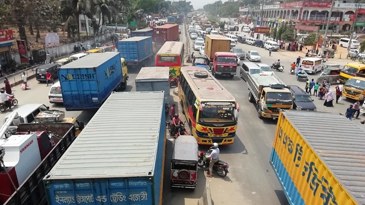 কুমিল্লায় মহাসড়কে যানবাহনের তীব্রচাপ