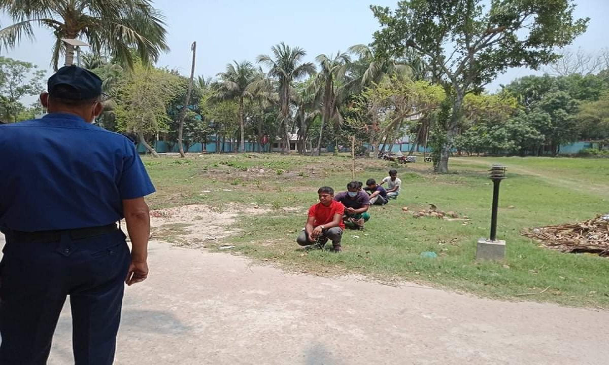 মাস্ক না পরে ঘোরাঘুরি, প্রখর রোদে বসিয়ে রেখে শাস্তি