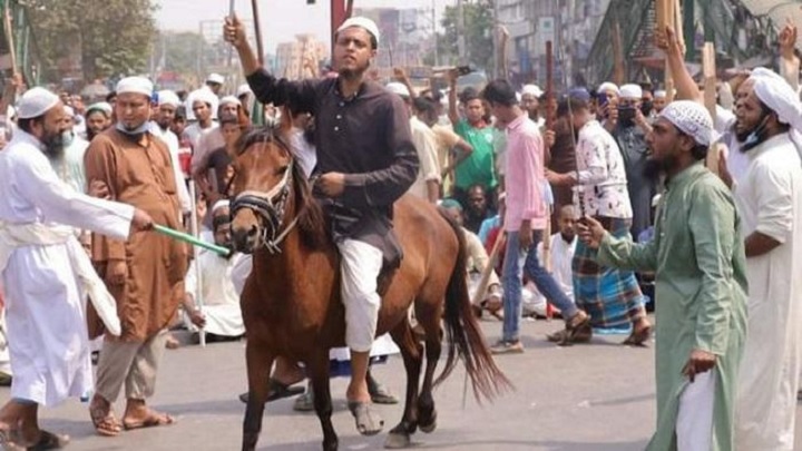 ঘোড়ায় চড়া সেই হেফাজত কর্মীকে দুর্গম পাহাড় থেকে গ্রেফতার
