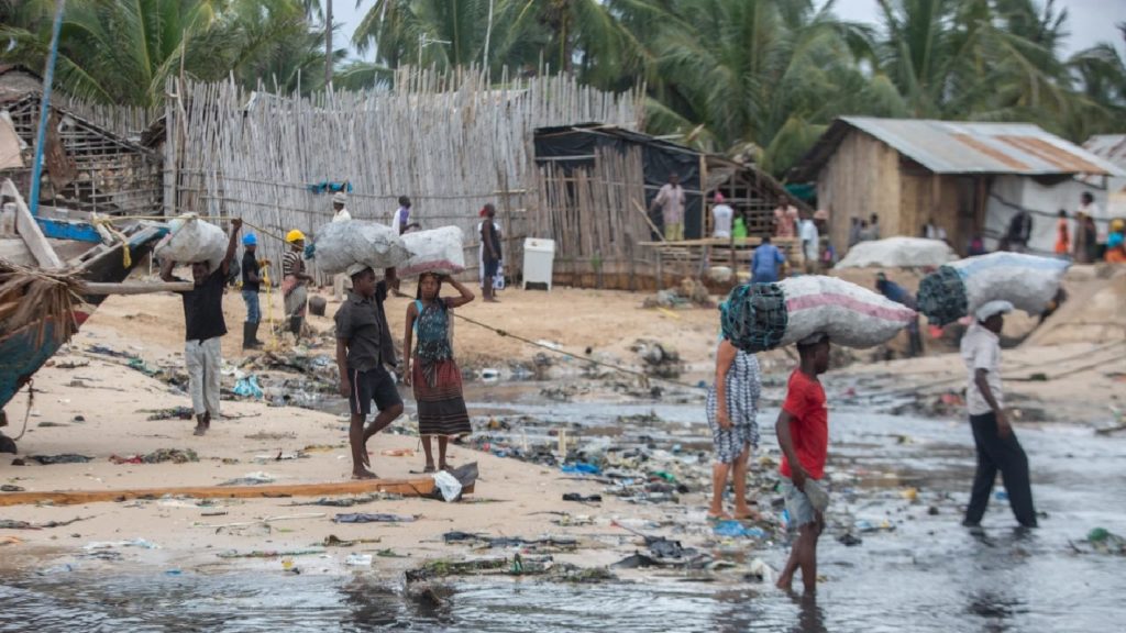 মোজাম্বিকে আইএস হামলা থেকে প্রাণে বাঁচতে উদ্বাস্তু সাড়ে ৫ হাজার মানুষ