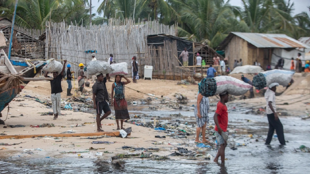 মোজাম্বিকে আইএস হামলা থেকে প্রাণে বাঁচতে উদ্বাস্তু সাড়ে ৫ হাজার মানুষ মোজাম্বিকে আইএস হামলা থেকে প্রাণে বাঁচতে উদ্বাস্তু সাড়ে ৫ হাজার মানুষ