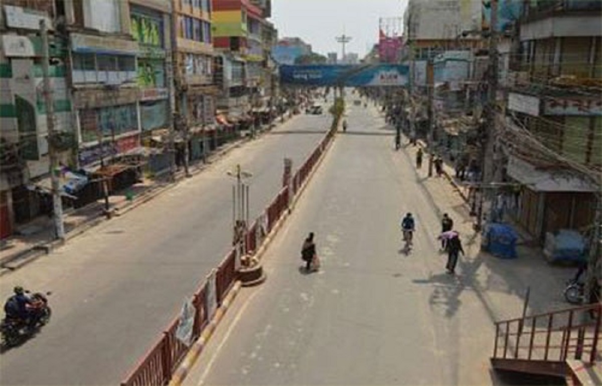 লকডাউনের তৃতীয় দিনেও সড়কে রিকশার দাপট