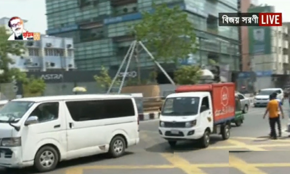 রাজধানীর সড়কে বেড়েছে গাড়ি চলাচল