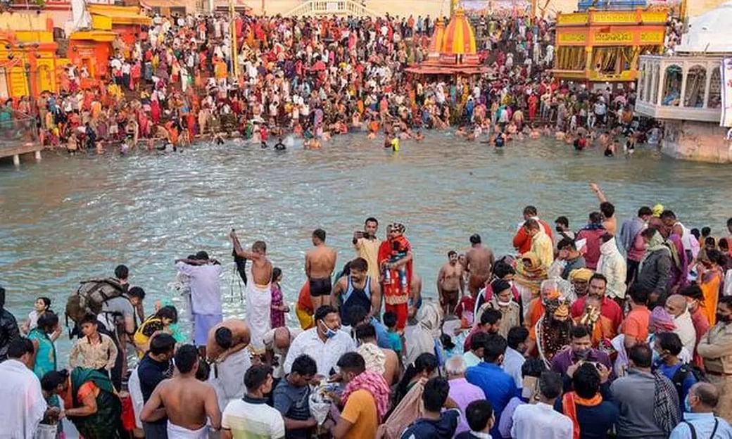 ভারতে করোনা মহামারির মধ্যেও বন্ধ হয়নি কুম্ভ মেলা