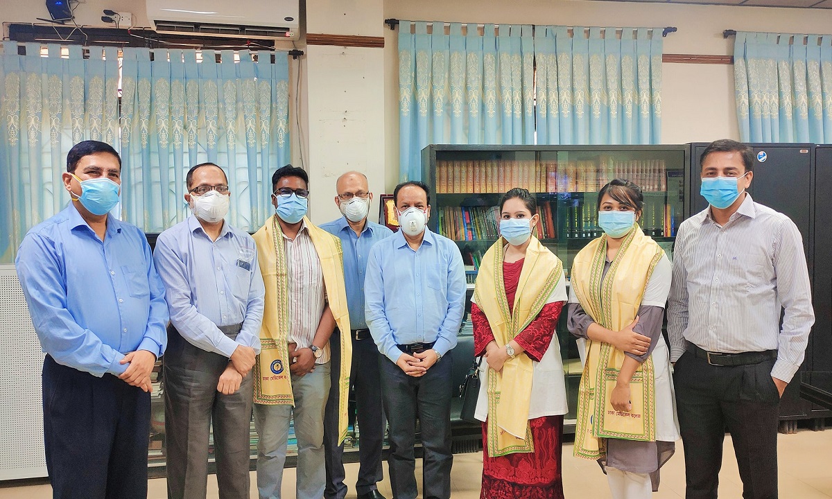 আনুষ্ঠানিক অভিনন্দন জানানো হলো সেই তিন চিকিৎসককে