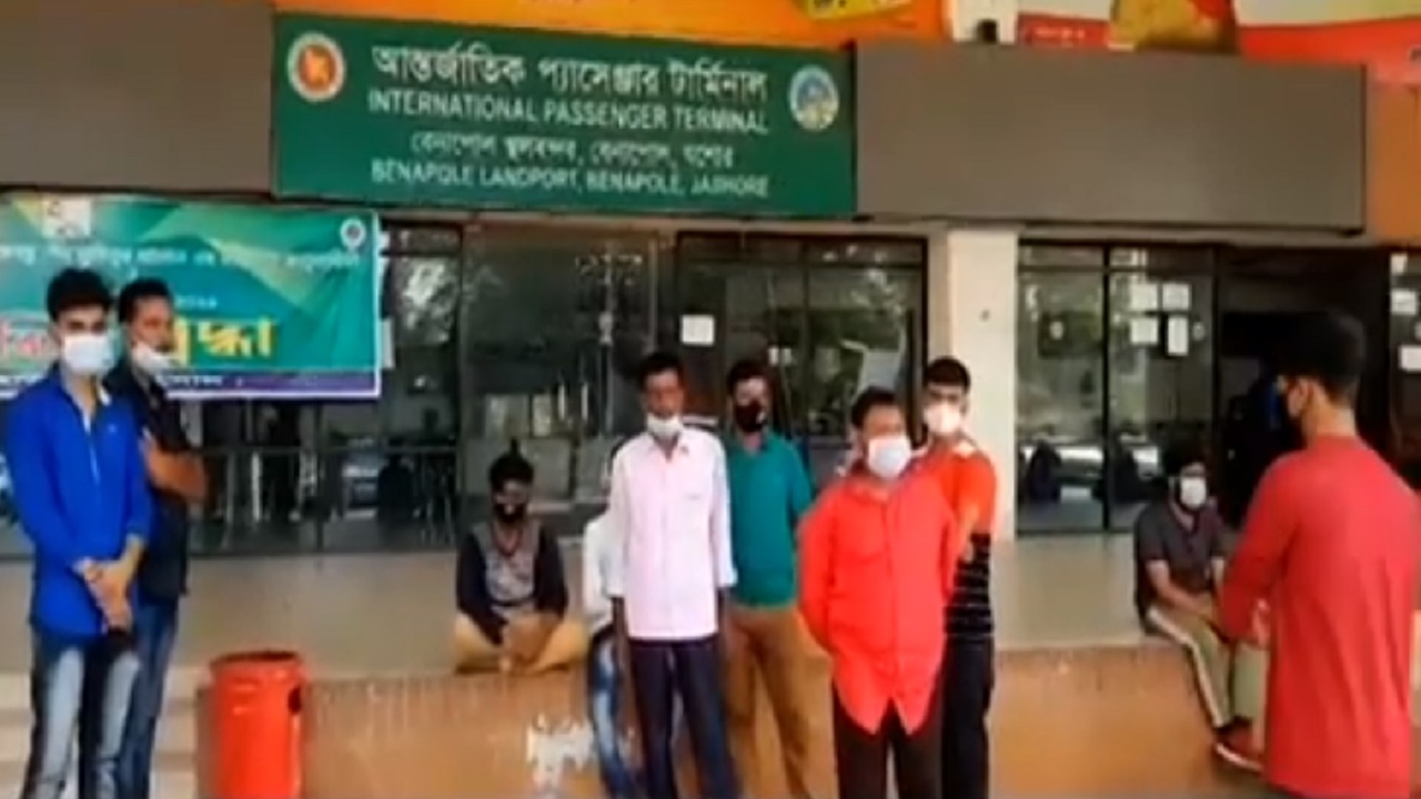 সীমান্তে আটকে পড়া অনেকেই বিশেষ অনুমতি নিয়ে যাচ্ছে ভারত সীমান্তে আটকে পড়া অনেকেই বিশেষ অনুমতি নিয়ে যাচ্ছে ভারত