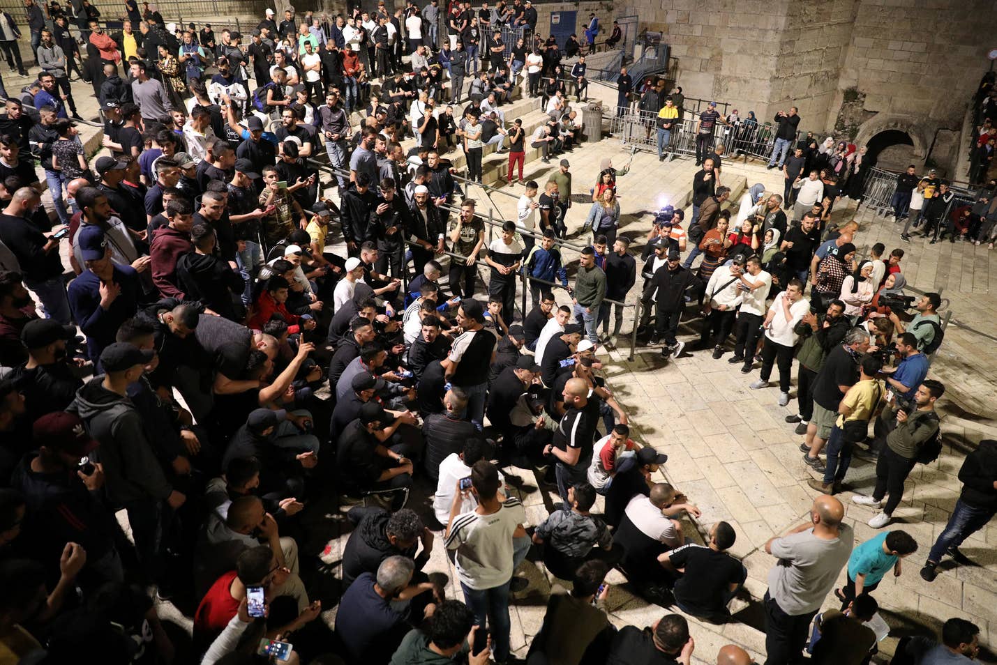 জেরুজালেমে তারাবির নামাজ আদায়ে বাঁধা দূর, ফিলিস্তিনিদের উল্লাস