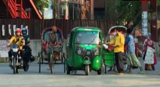 বিধিনিষেধের ৬ষ্ঠ দিনেও সড়কে ব্যাক্তিগত যানবাহন ও রিকশা চলাচল বেশি লকডাউনের ৫ম দিনের সকালেও কর্মব্যস্ত রাজধানীর সড়ক