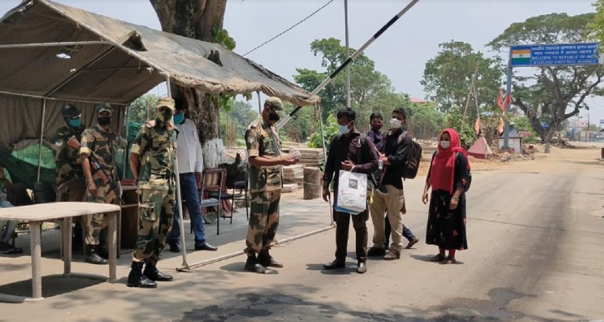 আখাউড়া ইমিগ্রেশন দিয়ে বিশেষ অনুমতি নিয়ে যাত্রীরা ফিরছেন নিজ দেশে