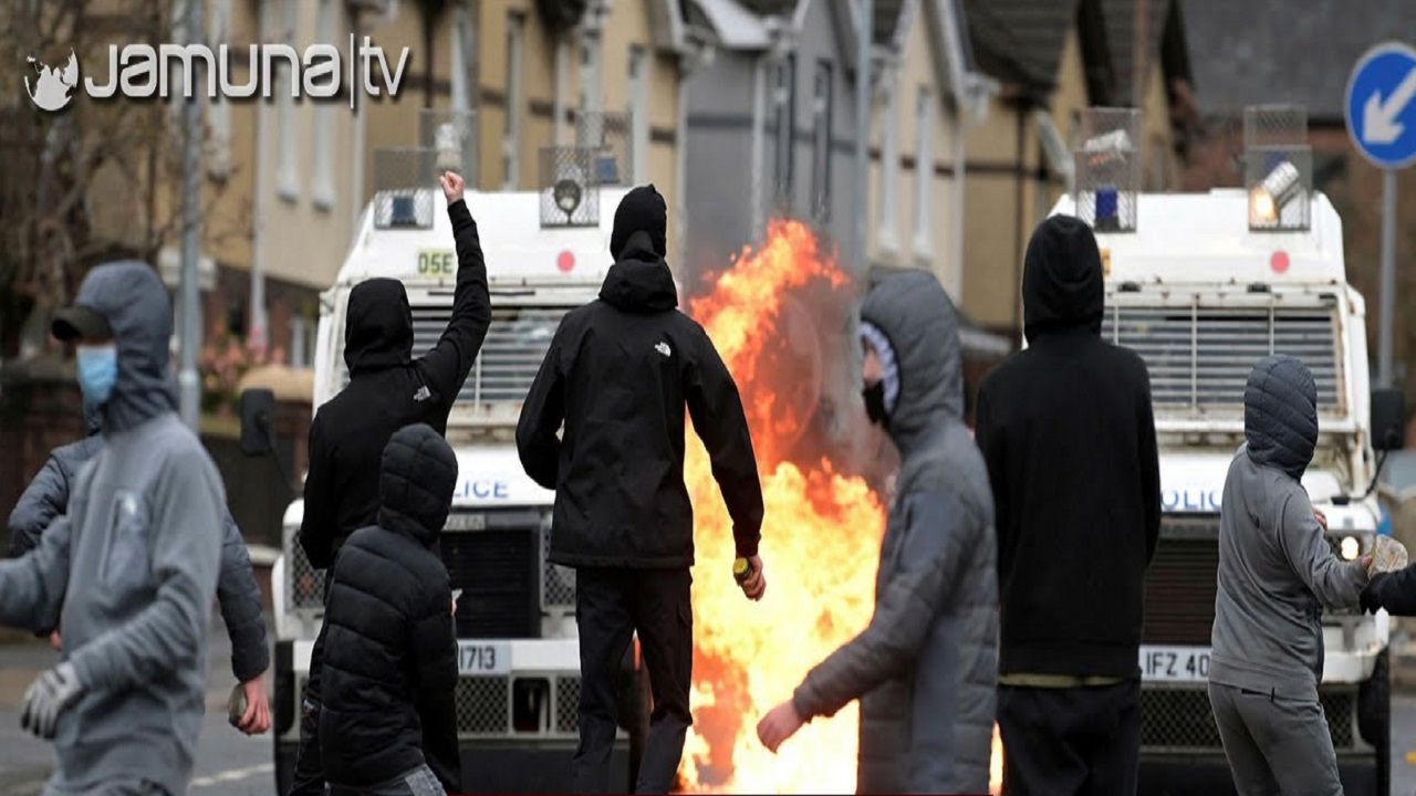 বাড়ছে বিক্ষোভ, বেলফাস্টের রাজপথে জ্বলছে আগুন বাড়ছে বিক্ষোভ, বেলফাস্টের রাজপথে জ্বলছে আগুন