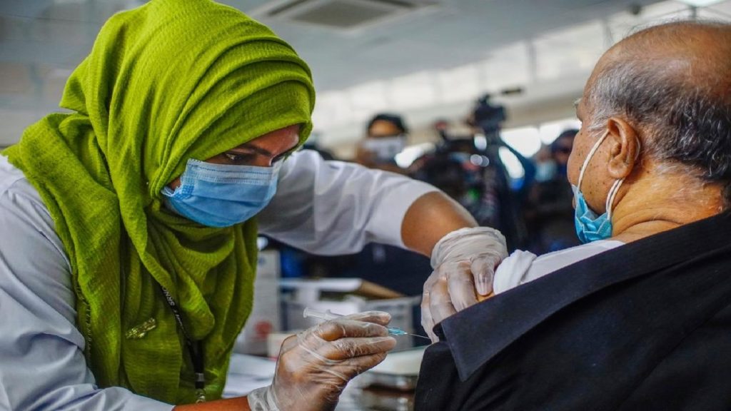 ঊর্ধ্বমুখী সংক্রমণের মধ্যেই করোনা টিকার দ্বিতীয় ডোজ দেওয়া শুরু