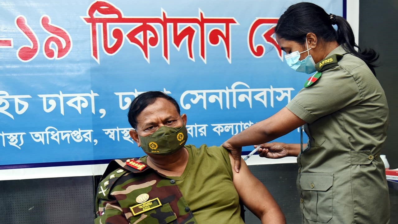 দ্বিতীয় ডোজ করোনার টিকা নিলেন সেনাপ্রধান