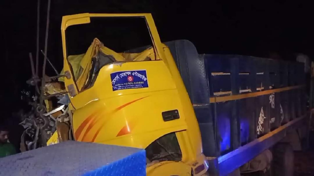 নাটোরে দুই ট্রাকের মুখোমুখি সংঘর্ষে একজনের মৃত্যু