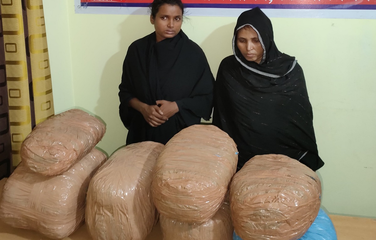 ১২ কেজি গাঁজাসহ দুই নারী মাদক ব্যবসায়ী আটক