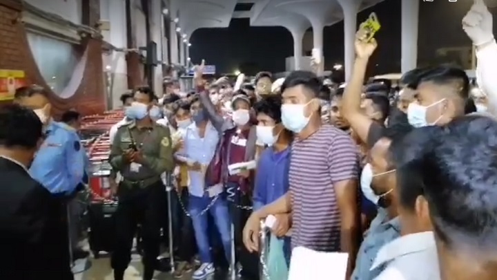 বিশেষ ফ্লাইট বাতিল হওয়ায় বিমানবন্দরে বিদেশ যেতে ইচ্ছুকদের ভোগান্তি বিশেষ ফ্লাইট বাতিল হওয়ায় বিমানবন্দরে বিদেশ যেতে ইচ্ছুকদের ভোগান্তি