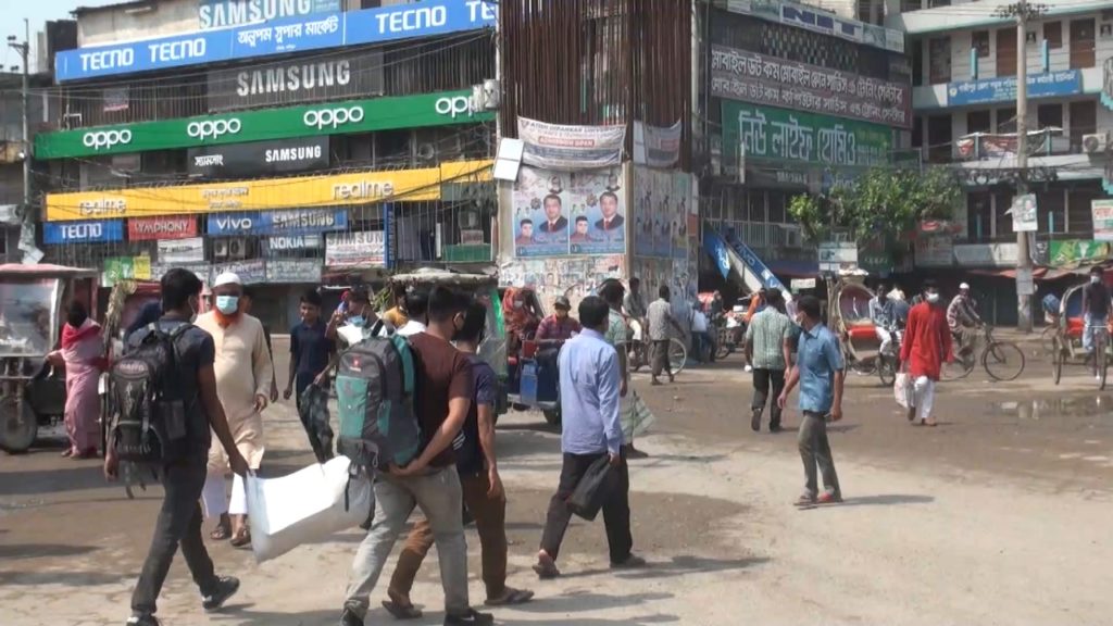 বেলা বাড়ার সাথে সারাদেশে বেড়েছে মানুষের চলাচল