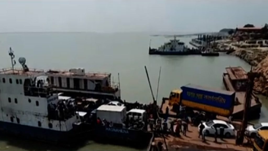 আজও পাটুরিয়া-দৌলতদিয়া ফেরি ঘাটে ঢাকামুখী মানুষের চাপ