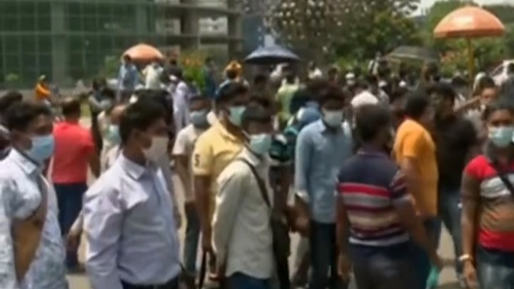 রাজধানীর কারওয়ানবাজারে সৌদি টিকিট প্রত্যাশীদের সড়ক অবরোধ রাজধানীর কারওয়ানবাজারে সৌদি টিকিট প্রত্যাশীদের সড়ক অবরোধ