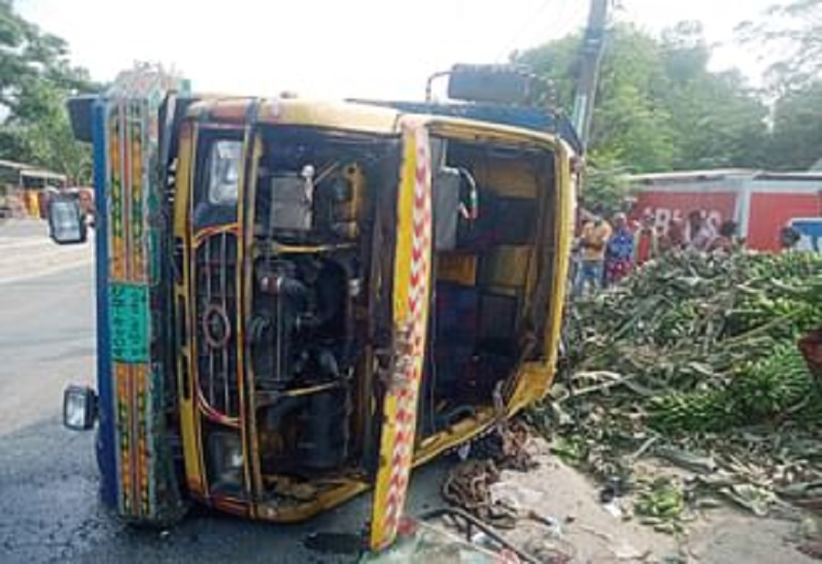 ঈশ্বরদীতে ট্রাক উল্টে তিন জন নিহত